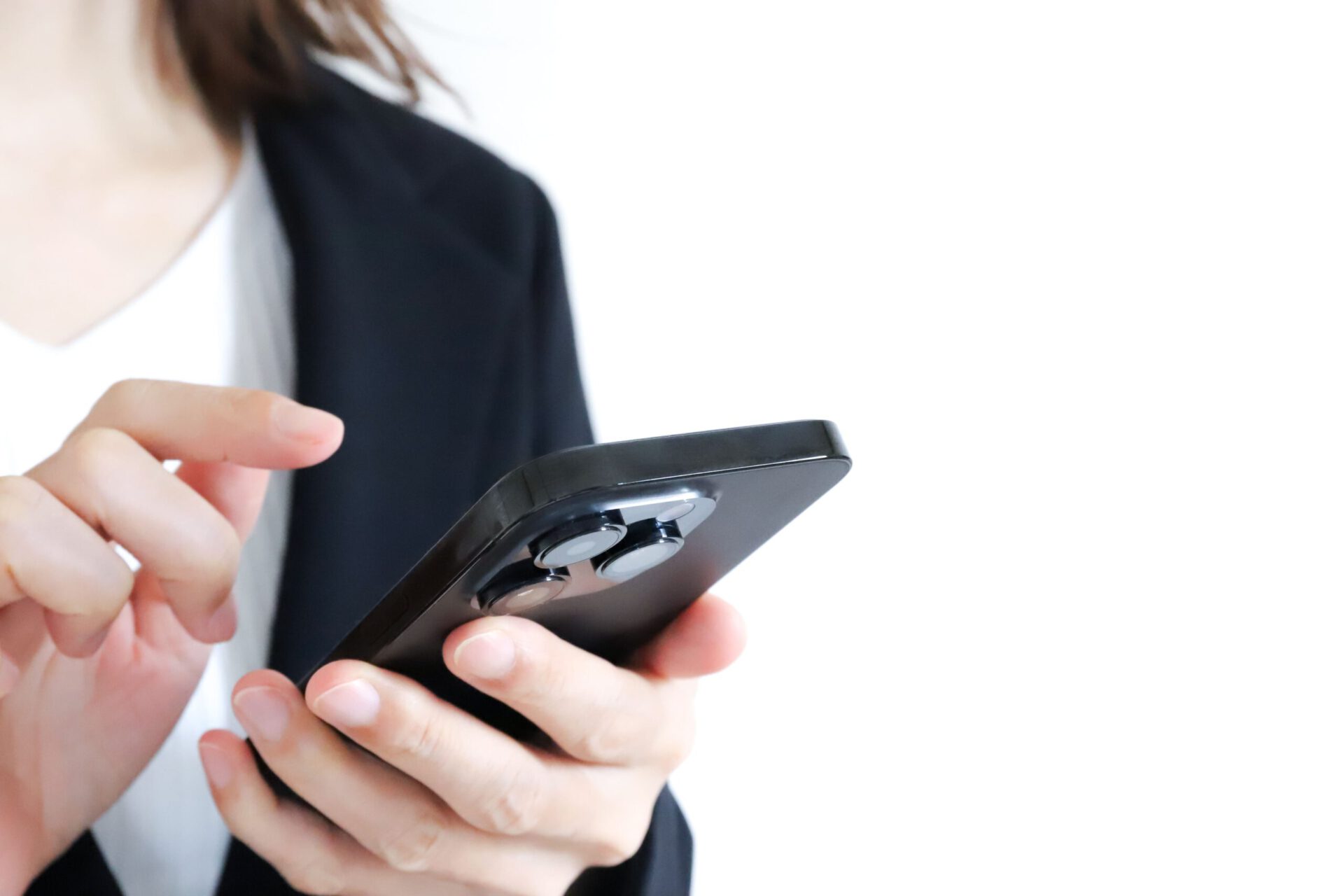 スマホ操作する女性の手元